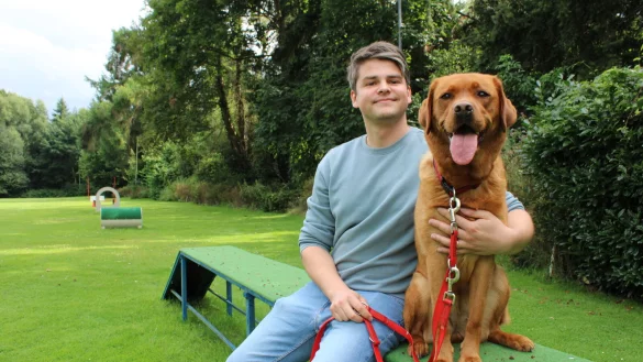 Jonas Tebbe ist mit seinem Labrador Holly seit ungef&auml;hr drei Jahren Mitglied im Verein "Partner Hund". - &copy; Nico D&uuml;llmann