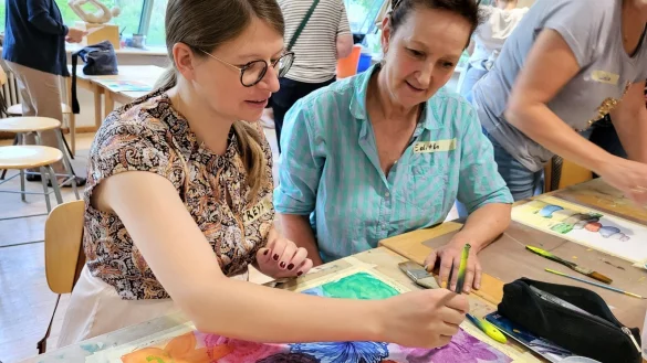 LZ-Redakteurin Freya Köhring (links) wagt sich an Pinsel und Aquarellfarben und probiert das Angebot "Malen und Zeichnen" aus dem Bad Salzufler Veranstaltungskalender aus. Angeleitet wird sie von Kursleiterin Edith Vinke. - © Freya Köhring