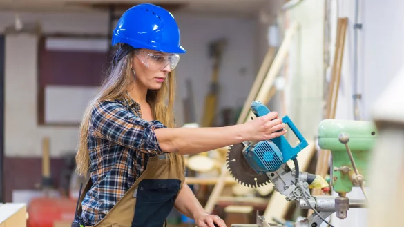Auszubildende sollten im Betrieb nicht f&uuml;r niedere Arbeiten missbraucht werden, etwa regelm&auml;&szlig;ig f&uuml;r die gesamte Belegschaft Br&ouml;tchen holen oder dergleichen. Gleichzietig m&uuml;ssen Auzubildende aber offen f&uuml;r Inhalte der Ausbildung sein. - &copy; Adobe Stock Foto