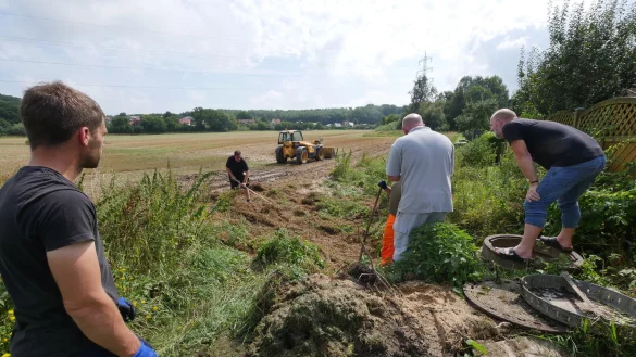 Anfang August hatte auf diesem Feld direkt hinter den Grundst&uuml;cken am Ahornweg in Leopoldstal bei Starkregen Wasser nicht abflie&szlig;en k&ouml;nnen und sich stattdessen den Weg &uuml;ber einige Privatgrundst&uuml;cke und durch viele Keller gebahnt. - &copy; Jost Wolf