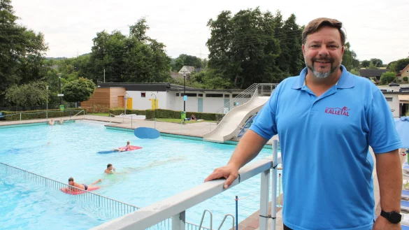 Schwimmmeister Markus Burmester informiert &uuml;ber die &Ouml;ffnungszeiten, Preise und besonderen Attraktionen des Freibads. - &copy; Chiara Wibbeke