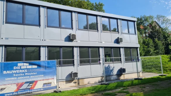 Die Container sind im Paradies aufgebaut, in Sichtweite zur Grundschule am Weinberg. Bezugsfertig sind sie aber noch nicht. - &copy; Marianne Schwarzer