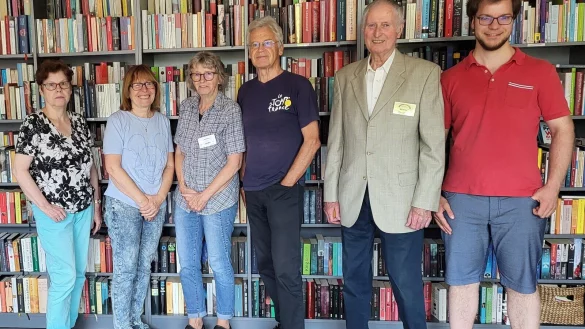 Luise Beermann (von links), Ulrike G&auml;rtner, Viktoria Affeldt, Vincens Keuck, Wilfried Holzapfel und Leon R&uuml;terbories bilden das Team, dass sich um die B&uuml;chertauschb&ouml;rse k&uuml;mmert. Foto: B&uuml;chertauschb&ouml;rse - &copy; privat