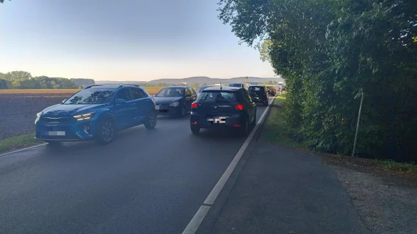 Fr&uuml;hmorgens gibt es Stau von und in Richtung Heiden. Weil die Detmolder Stra&szlig;e derzeit saniert wird, suchen sich Autofahrer eine alternative Strecke - und das ist ist nicht unbedingt die, die offiziell als Umleitung ausgeschildert ist. - &copy; Fotorechte: Kolb