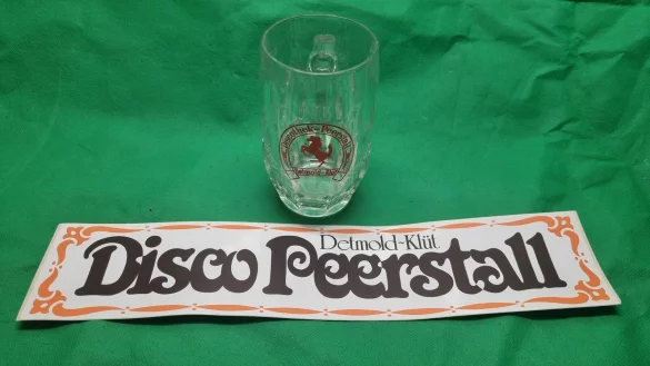 Alte Aufkleber und Bierkr&uuml;ge erinnern an die fr&uuml;heren Zeiten des "Peerstall". - &copy; Jens Walther