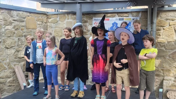Mit Hexenrap, Tanz und Akrobatik erobern die Ferienspielkinder im Hexenb&uuml;rgermeisterhaus die B&uuml;hne. - &copy; Katrin Kantelberg