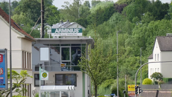 Das spiegelverglaste Geb&auml;ude von "Arminius tooling" in Heiligenkirchen ist auff&auml;llig. Dahinter steckt eine lange Firmengeschichte. - &copy; Jost Wolf