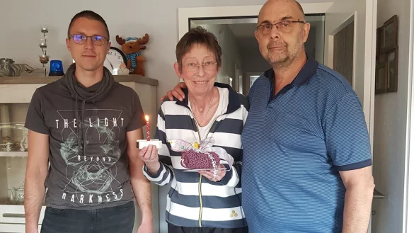 Nach 13 Monaten im Krankenhaus und anschlie&szlig;ender Reha feiert Karin Knicker 2020 ihren Geburtstag wieder zuhause mit ihrem Mann Hubert und ihrem Sohn Florian. - &copy; Privat
