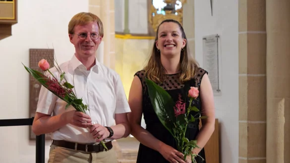 Beeindruckende Harmonie von Flöte und Orgel: Flötistin Verena Beatrix Schulte und Organist Sebastian Freitag erhalten viel Applaus. - © Thomas Krügler