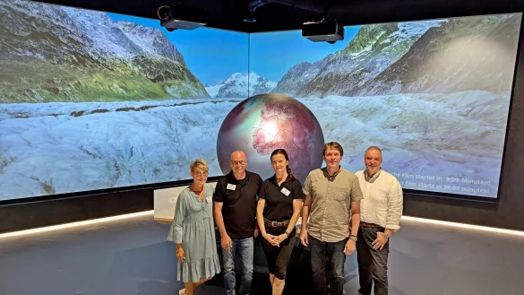 Resi Weigel (von links), Christoph G&ouml;ppert und Julia Rink empfangen gemeinsam mit dem Leiter der Klimaerlebniswelt, Ingo M&ouml;ller, die Besucher. Olrik Meyer ist der zust&auml;ndige Fachbereichsleiter beim Kreis Lippe. Foto: Gunter Held - &copy; Gunter Held