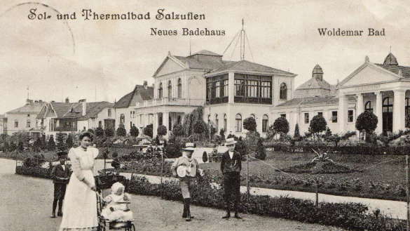Blick in die Vergangenheit: Diese Ansichtskarte zeigt die Promenade am Leopoldbad und Rosengarten 1909. M&ouml;glicherweise sind die Kinder Kurg&auml;ste, was damals nicht un&uuml;blich war. Denn bis zur Wende zum 20. Jahrhundert war Bad Salzuflen vor allem als Kurort f&uuml;r Kinder bekannt. - &copy; Stadtarchiv Bad Salzuflen