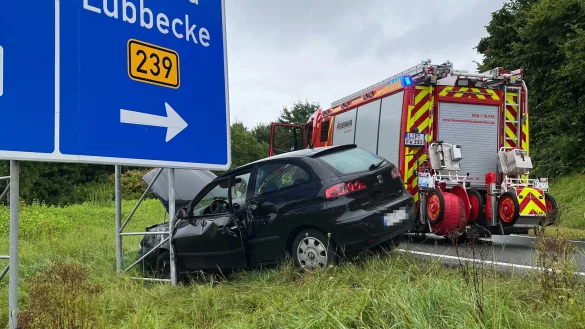 Der Seat Ibiza ist am Sonntagmorgen in der Abfahrt Herford/Bad Salzuflen auf der A2 von der Stra&szlig;e abgekommen und an einem Schild zum Stehen gekommen. Die Freiwillige Feuerwehr Bad Salzuflen musste die Fahrerin aus den Wagen befreien. - &copy; Foto: Andre Brokbartold / Feuerwehr Bad Salzuflen