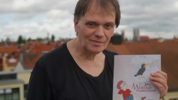 Herbert Klocke zeigt sein neuestes Buch, den "Wunschtraumschl&uuml;ssel". - &copy; Fotorechte: Herbert Klocke