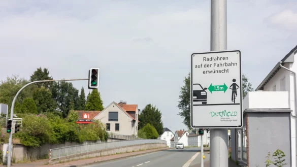Dieses Schild soll darauf hinweisen, dass Radfahrer auch die Fahrbahn nutzen dürfen. - © Stadt Detmold