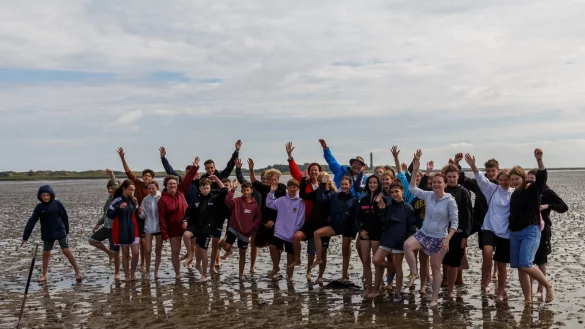 Jugendliche aus Leopoldsh&ouml;he, St. Gaultier und Myslakowice auf einer Wattwanderung, die zum Programm des internationalen Jugendcamps auf Norderney geh&ouml;rte. Foto: Stefan Diestelhorst - &copy; Stefan Diestelhorst