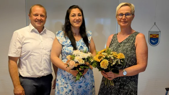 Bürgermeister Mario Hecker dankt Sabine Kregel-Richert (rechts) für die geleistete Arbeit und freut sich auf die Zusammenarbeit mit Aysel Gohr. - © Gemeinde Kalletal
