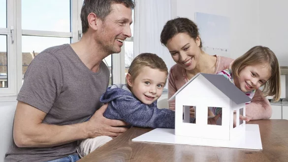 NRW-Bauministerin Scharrenbach möchte jungen Familien den Traum vom Eigenheim ermöglichen. - © pa/obs DVAG Deutsche Vermögensberatung