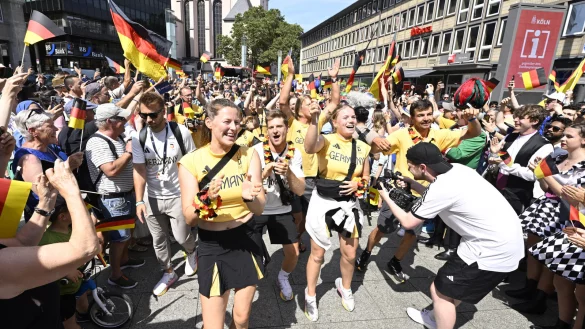 Die deutschen Athleten werden nach ihrer Ankunft am Hauptbahnhof K&ouml;ln nach Abschluss der Olympischen Spiele vor dem K&ouml;lner Dom in Empfang genommen. - &copy; picture alliance/dpa