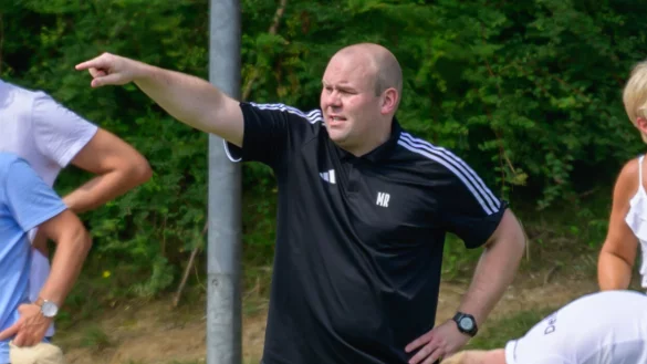 Rüschenpöhler gibt Anweisungen ins Feld. Foto: Egon Penner - © EGON PENNER