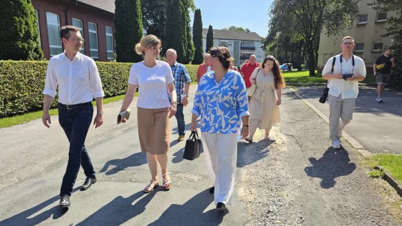 B&uuml;rgermeister Matthias Kalkreuter f&uuml;hrt die NRW-Landesvorsitzende der SPD, Sarah Philipp durch das Papageienviertel in Lage. Im Gespr&auml;ch mit Ellen Stock (rechts), Landtagsabgeordnete der SPD und Vorsitzende des Ausschusses f&uuml;r Bauen, Wohnen und Digitalisierung, geht es um die Notwendigkeit, bezahlbaren Wohnraum zu schaffen. - &copy; Astrid Sewing