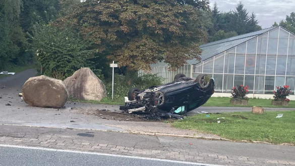 Nach dem Zusammenprall mit dem tonnenschweren Findling ist der Audi auf der W&uuml;stener Stra&szlig;e in Bad Salzuflen dem Dach liegen geblieben. Fahrer und Beifahrer wurden bei dem Aufprall verletzt und ins Krankenhaus gebracht. - &copy; Feuerwehr Bad Salzuflen