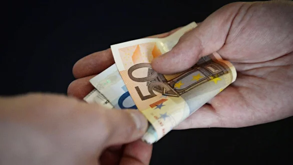 ILLUSTRATION - Euroscheine werden am 13.06.2014 in Stuttgart (Baden-Württemberg) übergeben. Foto: Franziska Kraufmann/dpa (zu lsw "Korruption: Verwaltungen im Fokus" vom 18.06.2014) +++(c) dpa - Bildfunk+++ - © dpa