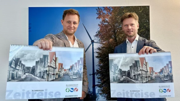 BVB-Geschäftsführer Dirk Middendorf (rechts) und Vertriebsleiter Stefan Schöbel präsentieren den ersten BVB-Heimatkalender. Er zeigt alte und neue Motive aus der Stadt. - © BVB