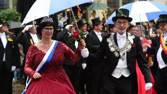 Das amtierende K&ouml;nigspaar Heike und Michael Rubart genoss sichtlich den Umzug trotz bescheidenen Wetters. - &copy; Nicole Ellerbrake