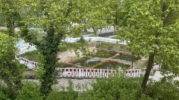 Das Loch zwischen Konzerthalle und Kurgastzentrum ist nach wie vor abgesperrt. - © Alexandra Schaller