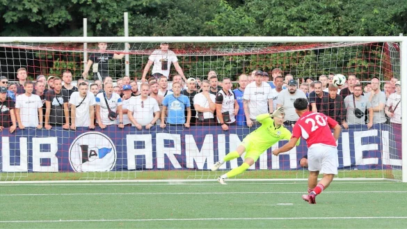 Der entscheidende Elfmeter von Musa Ilyazi springt wenig später an die Unterkante der Latte - Arminia-Torwart Jonas Kersken wäre geschlagen gewesen. - © Oliver König