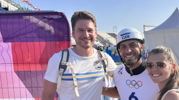 Rafael Jacobsmeier und Viola Pallas nehmen beim Kanu-Slalom den deutschen Starter Sideris Tasiadis in die Mitte. - &copy; Viola Pallas