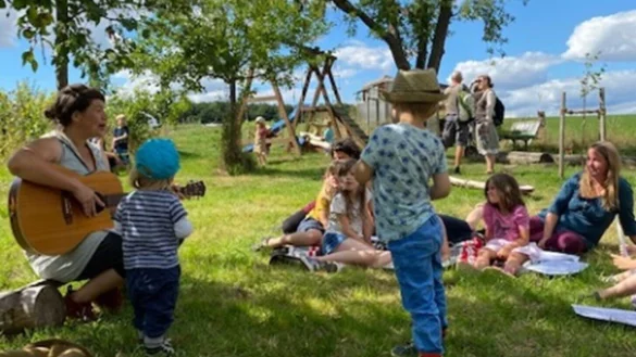Doro Ahlemeyer vom Verein Ackerbildung (links) geht mit Kindern auf eine musikalische Reise. - &copy; Solawi