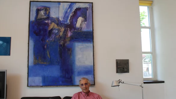 Ulrich Fa&szlig;hauer, Vorstand der Staff-Stiftung, vor seinem Lieblingsbild. Sch&ouml;pferin ist die Lemgoer K&uuml;nstlerin Dagmar Diekmann. - &copy; Kyrill von Matuschka