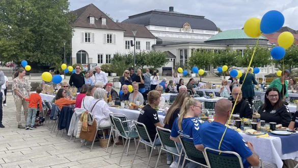 Beim ersten Salzsieder-Fr&uuml;hst&uuml;ck 2023 tafelten die G&auml;ste unter freiem, wenn auch wolkigem, Himmel im Kurpark. In diesem Jahr soll die Sonne noch mehr scheinen. - &copy; Silke Buhrmester