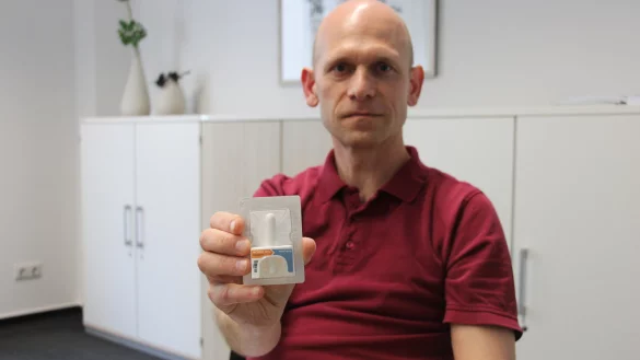 Allgemeinmediziner Karl Arne Faust setzt sich in seiner Praxis in Detmold seit Jahren f&uuml;r drogenabh&auml;ngige Patientinnen und Patienten ein. Das Nasenspray, was er in der Hand h&auml;lt, kann Leben bei einer &Uuml;berdosis mit Opioiden retten. - &copy; Janet K&ouml;nig