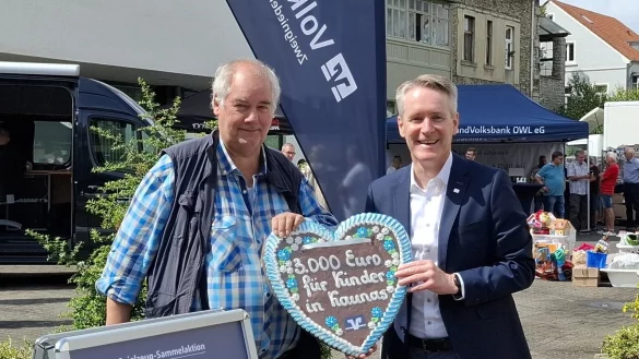 Mit Herz bei der Sache: J&uuml;rgen Wattenberg vom Verein Kinder in Not e.V. Lippe (links) und Frank Sievert, Vorstandsmitglied der VerbundVolksbank OWL. - &copy; VerbundVolksbank OWL