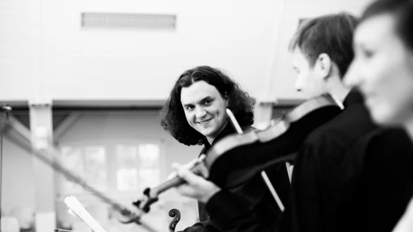 Mikhail Gurewitsch und das Dogma Orchestra feiern den Geburtstag des Ensembles mit drei Konzerten in Detmold und weiteren au&szlig;erhalb Lippes. - &copy; Arne Mayntz/Hannah Schuh