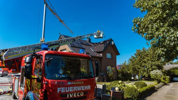 Die Feuerwehr war zu Spitzenzeiten mit 60 Einsatzkr&auml;ften vor Ort. - &copy; Freitag TV