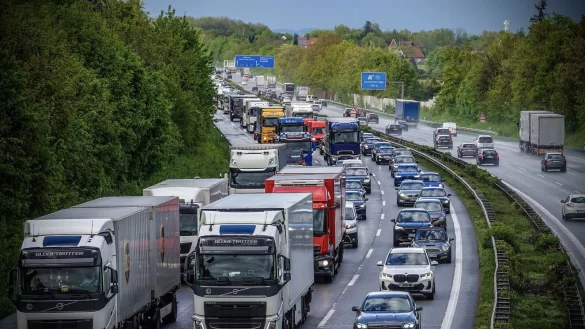 Langer Stau auf der A2 in Bielefeld - aufgrund der Sperrungen im Kreuz Bielefeld ab Sonntag, 4. August, kann es zu Verkehrsbehinderungen kommen. - &copy; Paul Brinkmann (Symbolbild)