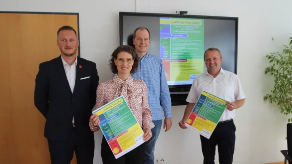 &Uuml;bers Thema Energie und Heizen informieren am Freitag, 20. September, in Kalletal Johann Warkentin von der Sparkasse Lemgo (von links), Yvone Carvalho von der Volksbank Bad Salzuflen, Michael Klocke vom gleichnamigen Kalletaler Baustoff-Handel und B&uuml;rgermeister Mario Hecker. - &copy; Jens Rademacher