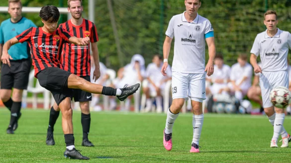 Distanzschuss: Robin Jöstingmeier versucht sein Glück mit einem Fernschuss. - © EGON PENNER