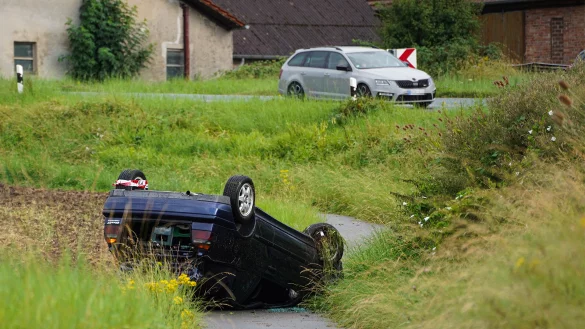Regennasse Fahrbahn, erhöhte Geschwindigkeit: Am Freitag bleibt im Elend ein Auto auf dem Dach liegen. - © Freitag TV/ Stock