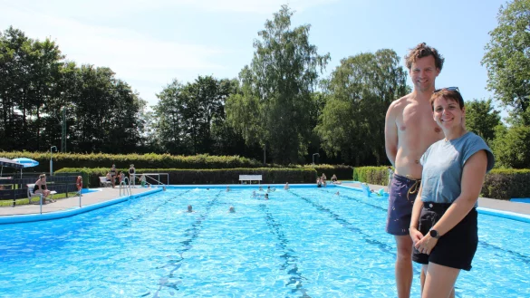 Sportwart Till Schalofsky und die zweite Vorsitzende des Freibadvereins, Tamara Rose, informieren &uuml;ber das Freibad und warum sie es 2017 &uuml;bernommen haben. - &copy; Chiara Wibbeke