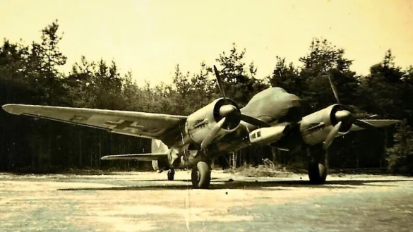 Die JU 88, ein deutsches Kampfflugzeug, stand auf dem Oerlinghauser Flugplatz im Zweiten Weltkrieg. Heinz Risse sagt: Sein Pilot war der Oerlinghauser Heinrich Landerbarthold, der aber auch den Krieg leider nicht &uuml;berlebt hat. - &copy; Repro: Horst Biere / Quelle: Archiv Risse