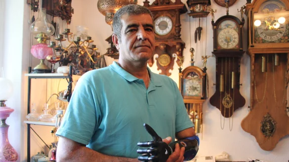Mohammadreza Andik hat sich jahrelang ehrenamtlich in Lage engagiert. Sein Traum: ein eigenes kleiners Museum eröffnen. Doch seit der 48-Jährige vor anderthalb Jahren bei einem Arbeitsunfall einen Arm verloren hat, ist alles anders. - © Janet König