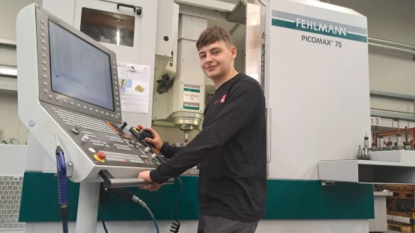 Lias Fast (17) ist Azubi zum Werkzeugmechaniker im zweiten Lehrjahr bei Oskar Lehmann. Hier steht er an einer CNC-Fr&auml;smaschine. - &copy; Carolin Brokmann-F&ouml;rster