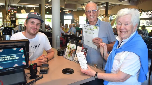 Ulrike und Lothar Jaehn, die Kaffee und Kino organisieren, rechnen an der Kinokasse mit Betriebsleiter Mathias Pabst (l.) ab und nehmen die Karten f&uuml;r die Teilnehmenden entgegen. Foto: Karin Prignitz - &copy; Karin Prignitz