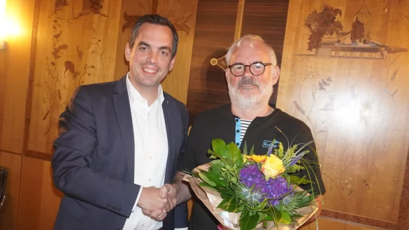 B&uuml;rgermeister Torben Blome (links) gratuliert dem neuen Ortsb&uuml;rgermeister von Falkenhagen, Gerhard Schr&ouml;der, zur einstimmigen Wahl. - &copy; Michaela Wei&szlig;e