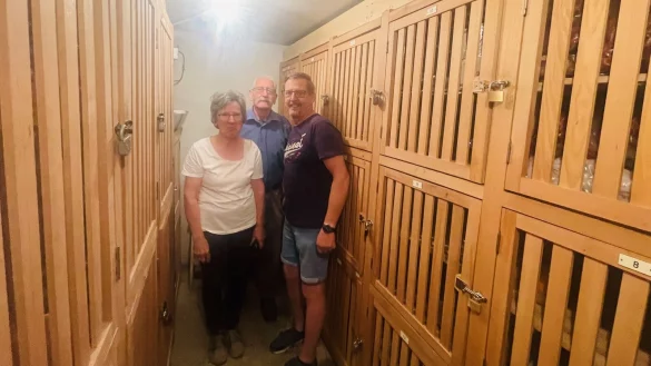Beinahe wie Legebatterien wirken die Fächer hinterm Holz, die (von links) Angelika Tewesmeier, Walter Tölle und Klaus Föste präsentieren. Hinter den Holzverschlägen verbergen sich 100, 200 und 300 Liter Fassungsvermögen. - © Silke Buhrmester