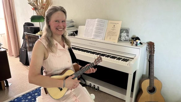 Annette M&uuml;nstermann in ihrem Musikzimmer - Klavier spielt sie bereits, an der Ukulele will sie noch flei&szlig;ig &uuml;ben, um das k&uuml;nftig auch ihren Sch&uuml;lern im Musikunterricht n&auml;her zu bringen. - &copy; Alexandra Schaller
